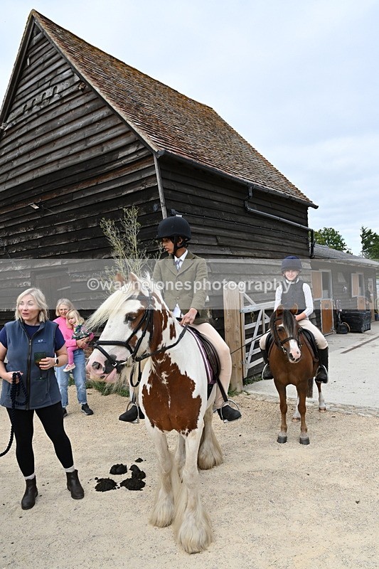 WJ6_3513 - Berks & Bucks - The Old farmhouse - Hound Exercise 20-08-25