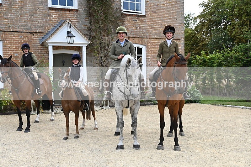 WJ6_3679 - Berks & Bucks - The Old farmhouse - Hound Exercise 20-08-25