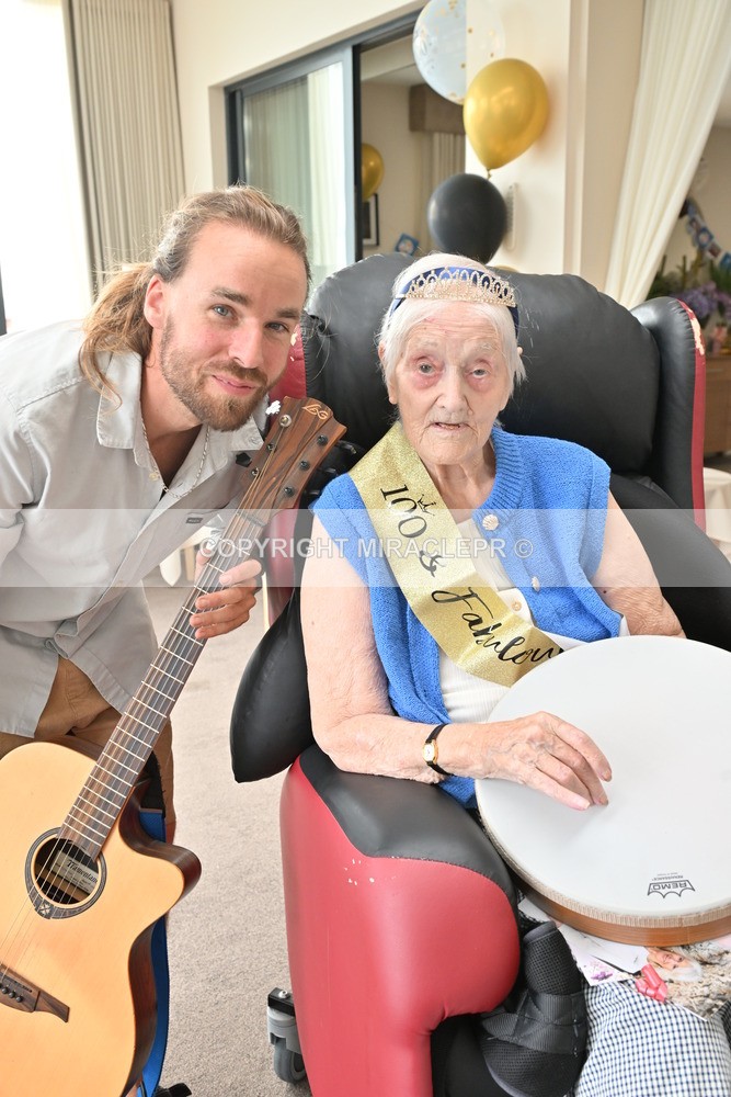 AM3_1502 - Iris and Betty.