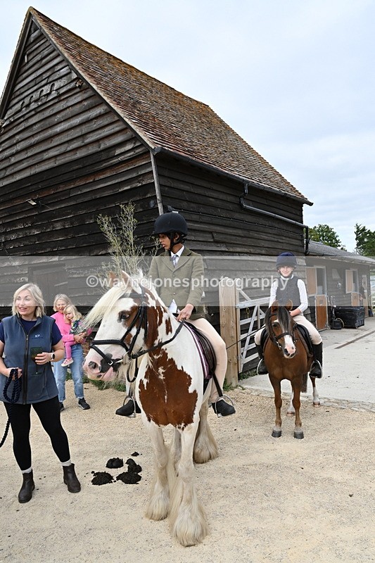 WJ6_3514 - Berks & Bucks - The Old farmhouse - Hound Exercise 20-08-25