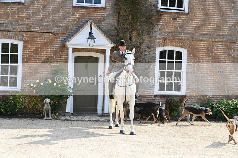 WJ6_3164 - Berks & Bucks - The Old farmhouse - Hound Exercise 20-08-25