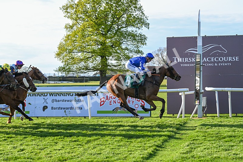 220425-Race 4-Jez Bomb-9113 - Race 4