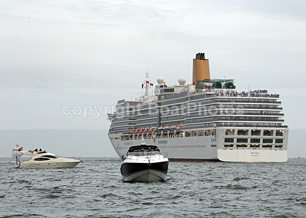 120703 SOUTHAMPTON WATER WT7A4607 - P&O 175th ANNIVERSARY - Seven Ships Leave Southampton