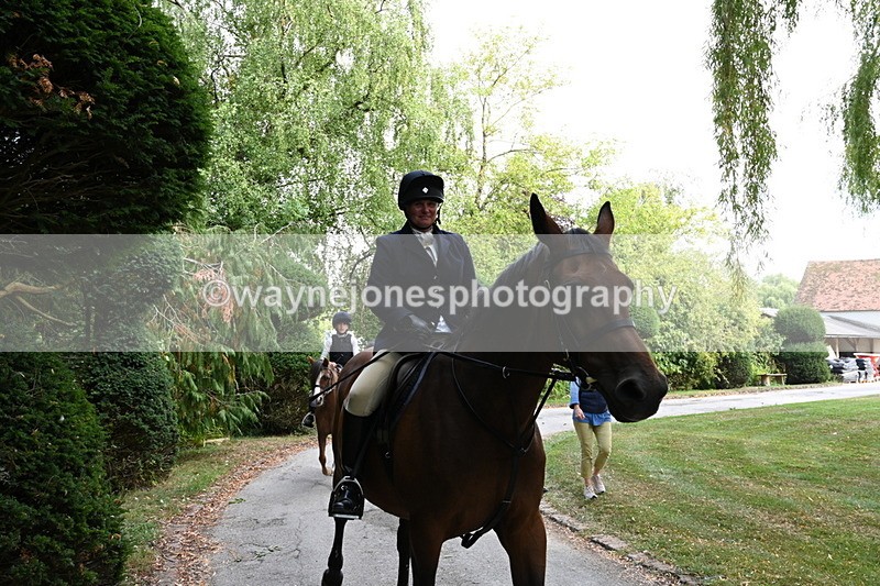 WJ6_4065 - Berks & Bucks - The Old farmhouse - Hound Exercise 20-08-25