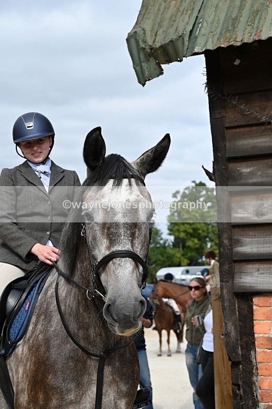 WJ6_3368 - Berks & Bucks - The Old farmhouse - Hound Exercise 20-08-25