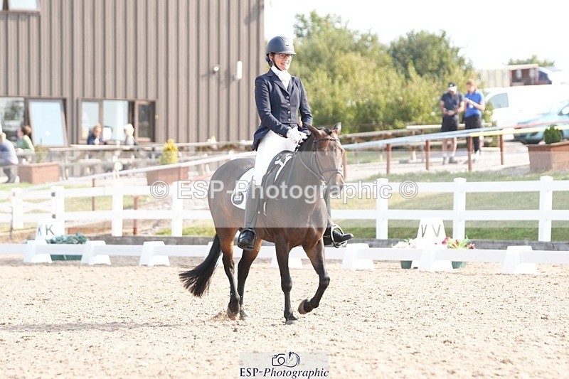 250817-095008-07250 - 090-Sarah.GoddardSaris.Fingers.Crossed