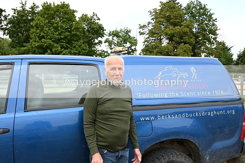 WJ6_3016 - Berks & Bucks - The Old farmhouse - Hound Exercise 20-08-25