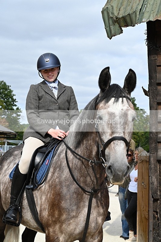 WJ6_3354 - Berks & Bucks - The Old farmhouse - Hound Exercise 20-08-25