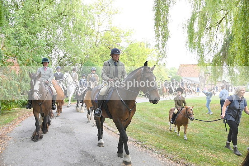 WJ6_4007 - Berks & Bucks - The Old farmhouse - Hound Exercise 20-08-25