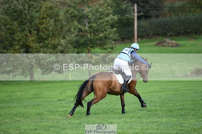 251024A-152836-14779 - C-240-Issy.Hollidge