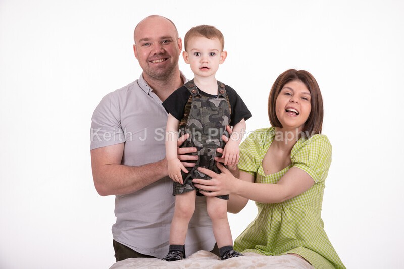 2KJS2740 - Jannie, Kristen & family. Studio