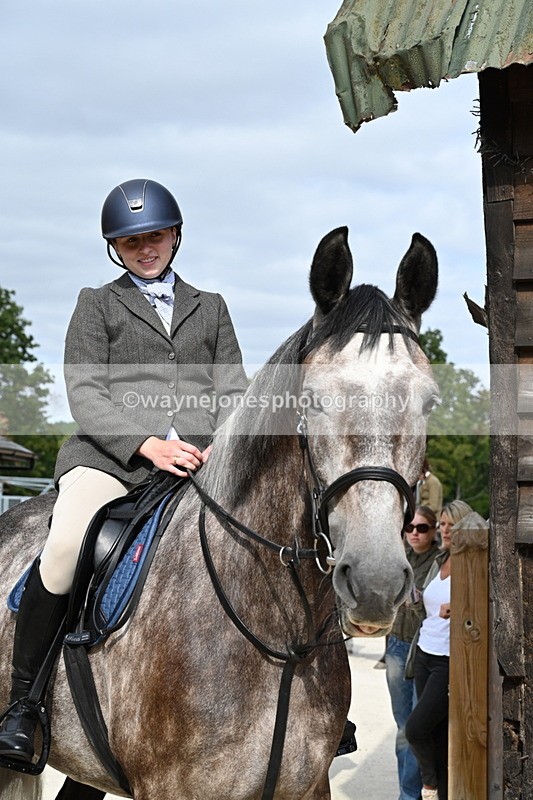 WJ6_3352 - Berks & Bucks - The Old farmhouse - Hound Exercise 20-08-25