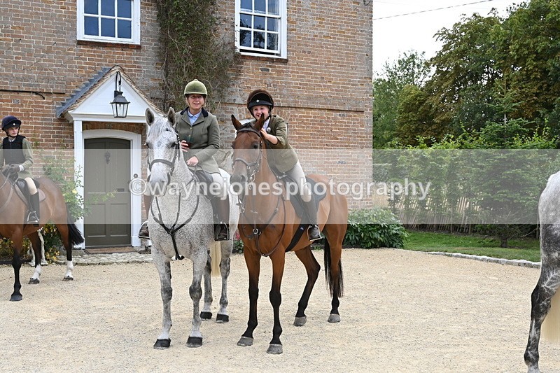 WJ6_3632 - Berks & Bucks - The Old farmhouse - Hound Exercise 20-08-25