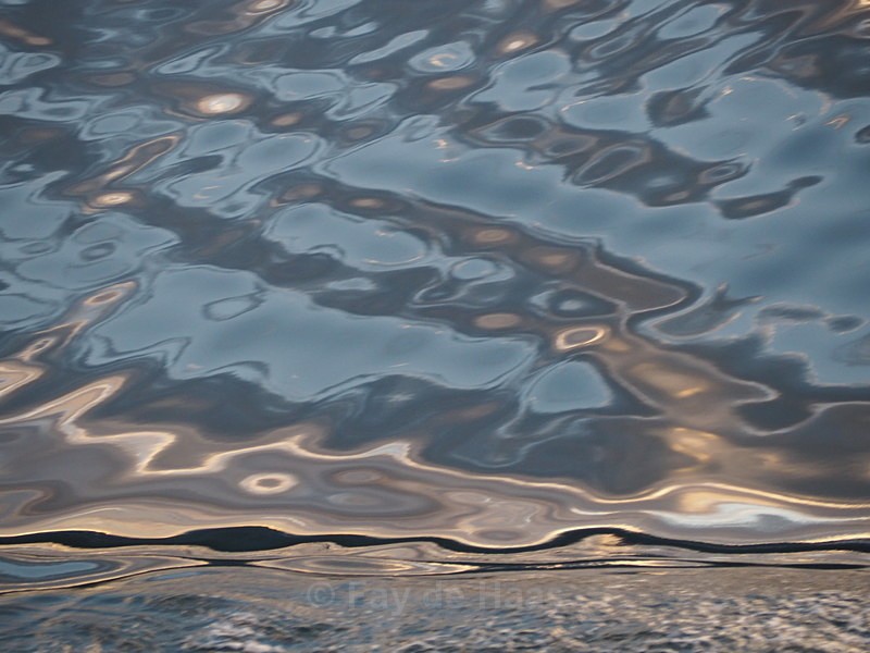 P63004880949 - Midnight Sun on the Water