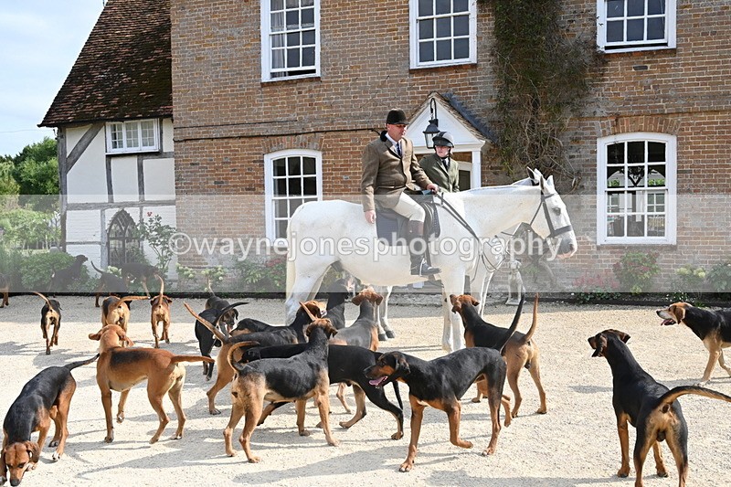 WJ6_3295 - Berks & Bucks - The Old farmhouse - Hound Exercise 20-08-25