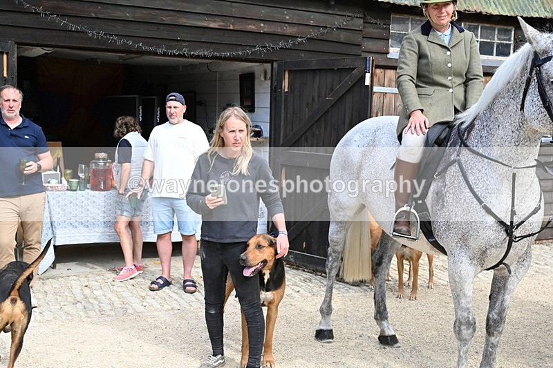 WJ6_3881 - Berks & Bucks - The Old farmhouse - Hound Exercise 20-08-25