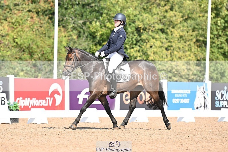 250816-110351-03293 - 090-Sarah.GoddardSaris.Fingers.Crossed