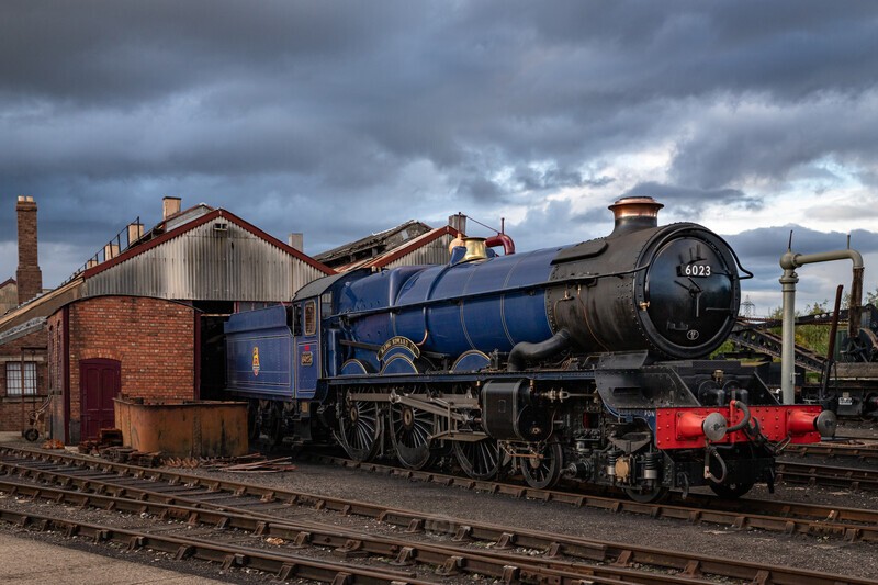 The King awaits - Trains of Thought