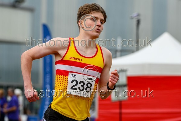 Age25SUN-929957 - Track Male