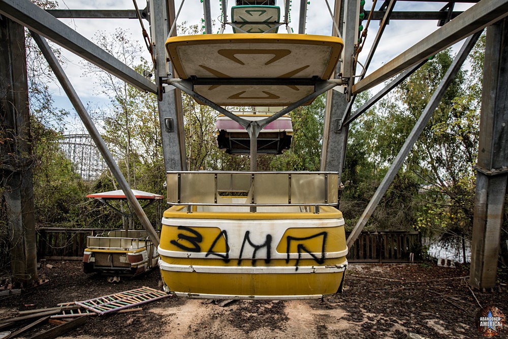 Abandoned Six Flags (New Orleans, LA) | Ferris Wheel Car Detail