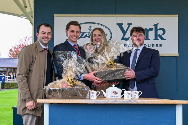 101025-Race 6-Dan Tucker-0552 - Race 6 Copper Knight Winning-Most Horse Handicap at York