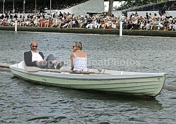 090704 PALE GREEN BOAT WITH COUPLE IMG_0721 - HENLEY REGATTA  SATURDAY 4th JULY 2009