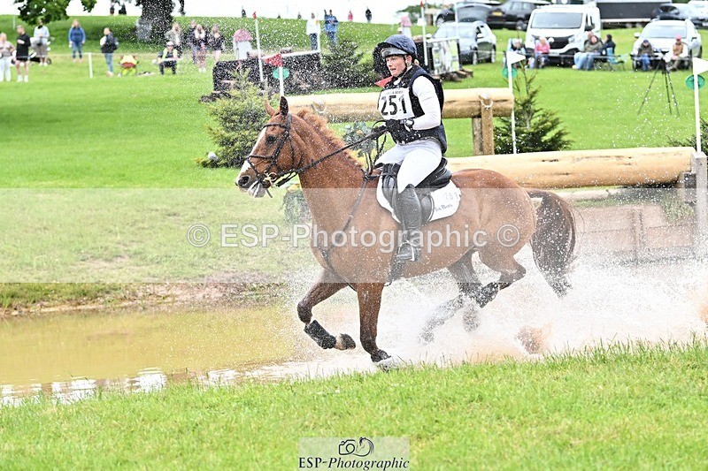 240525-160919-17459 - 251-MILESTONE_GOLD-Gaby_Bull