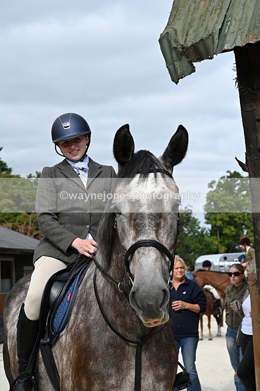 WJ6_3358 - Berks & Bucks - The Old farmhouse - Hound Exercise 20-08-25