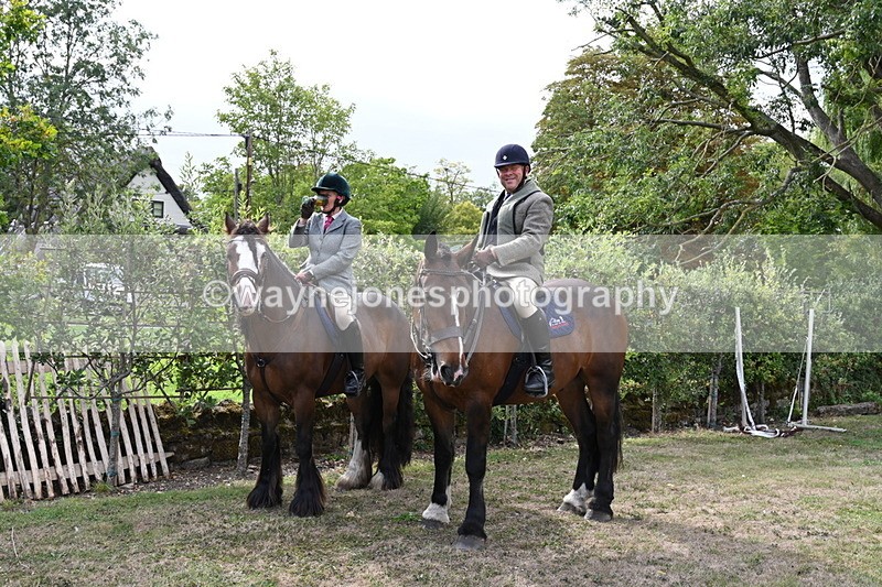 WJ6_3431 - Berks & Bucks - The Old farmhouse - Hound Exercise 20-08-25