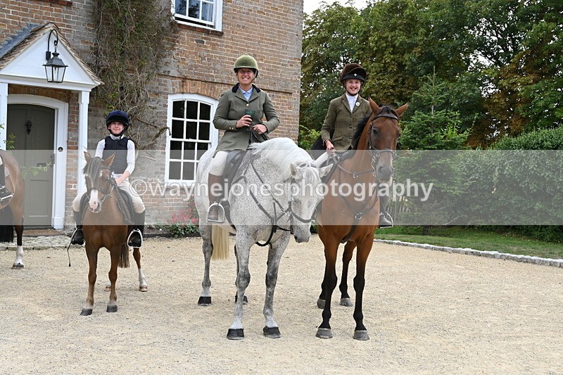 WJ6_3708 - Berks & Bucks - The Old farmhouse - Hound Exercise 20-08-25