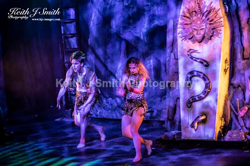 7KJS0966 - Ambition show team