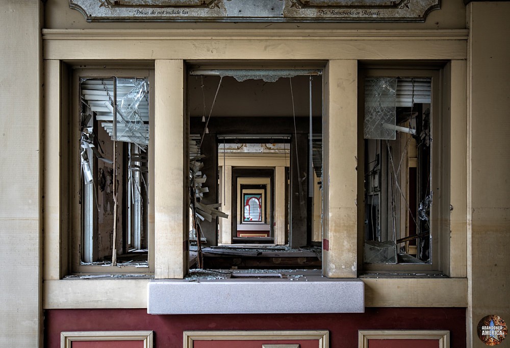 Abandoned Six Flags (New Orleans, LA) | Ticket Booth - Six Flags New Orleans