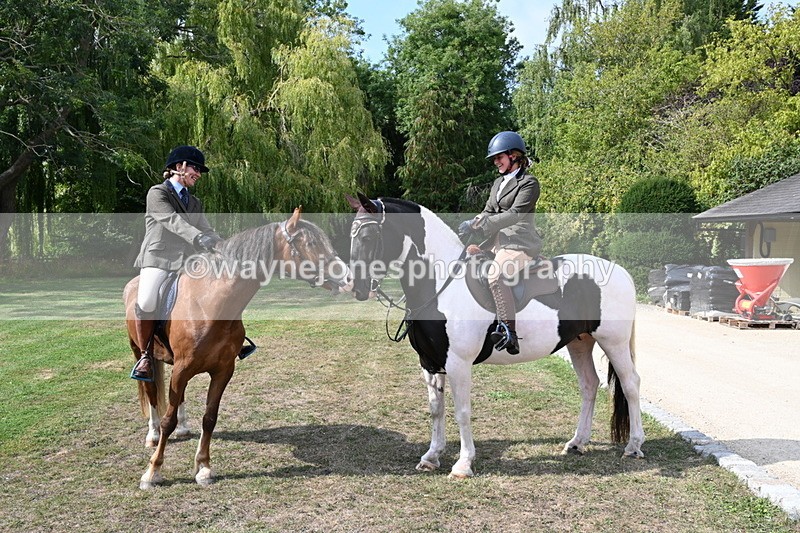 WJ6_3207 - Berks & Bucks - The Old farmhouse - Hound Exercise 20-08-25