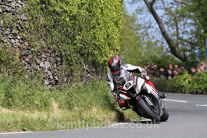 Ian Hutchinson - RST Superbike Race