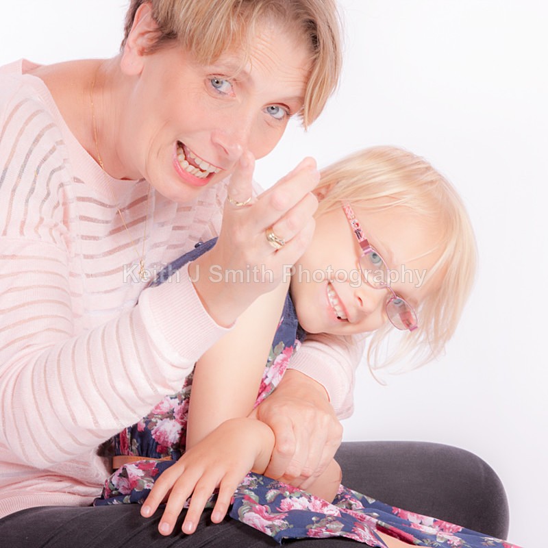 1SKJ6639 - Tina and Kayleigh.