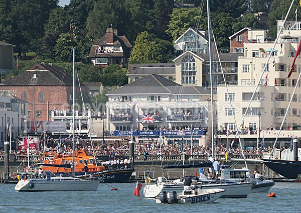 120725 COWES CROWDS AWAIT THE QUEEN WT7A7571 - Motor Yachts