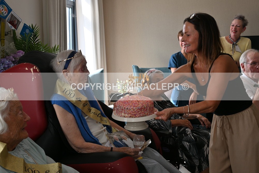 AM3_1254 - Iris and Betty.