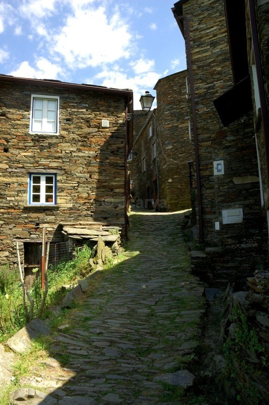 Uphill passage - Piódão