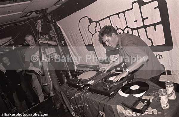 26 fingathing - Friends & Family @ the-roadhouse 18.11.00