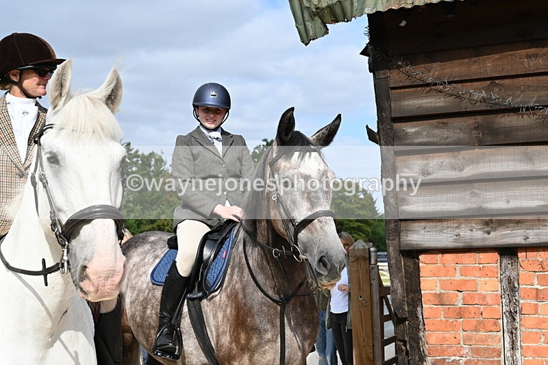 WJ6_3347 - Berks & Bucks - The Old farmhouse - Hound Exercise 20-08-25