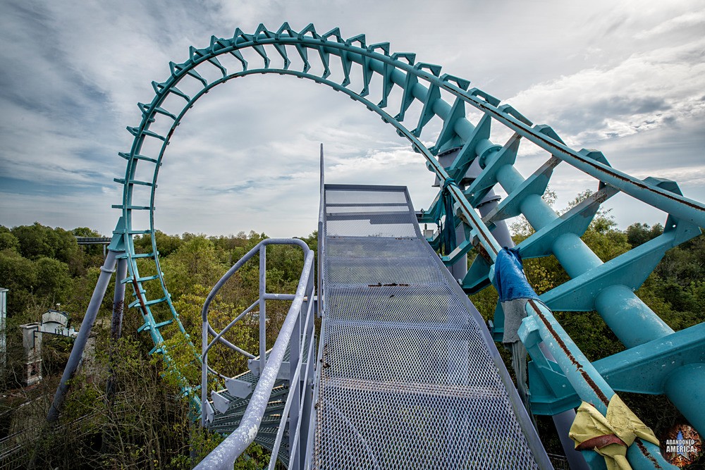 Abandoned Six Flags (New Orleans, LA) | Zydeco Screamer Platform - Six Flags New Orleans
