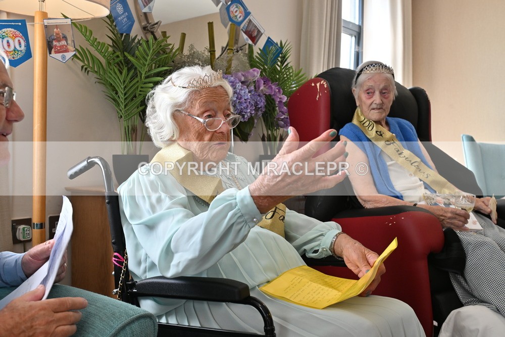 AM3_1063 - Iris and Betty.