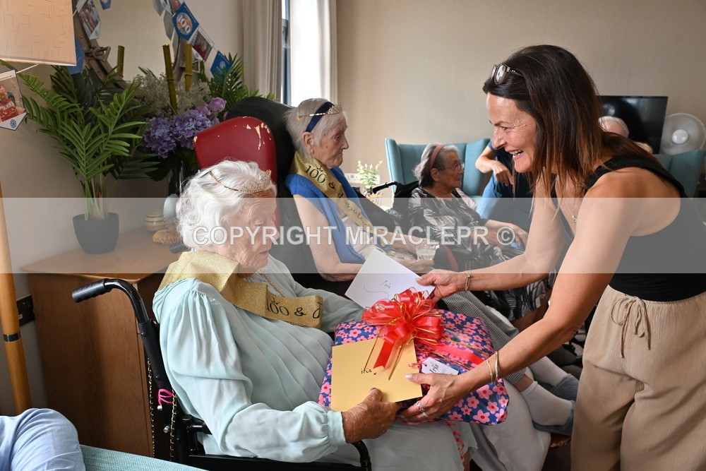 AM3_1308 - Iris and Betty.