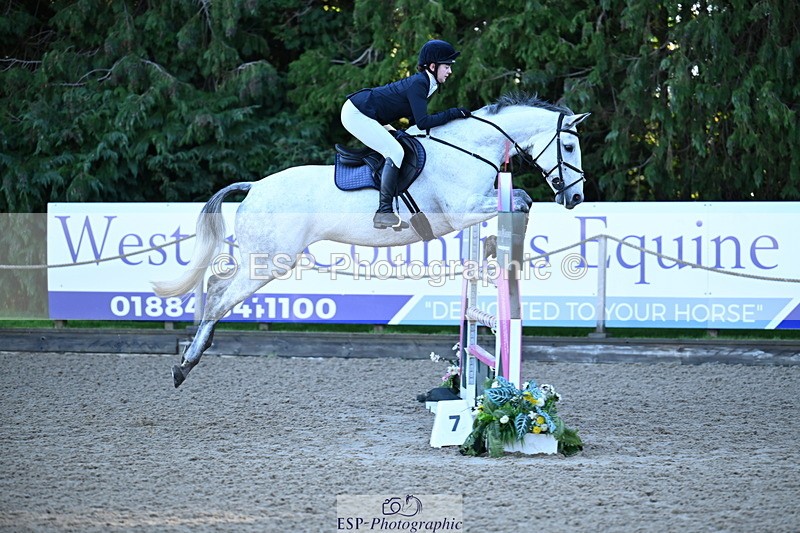 251024A-094539-06211 - B-109-Zoe.Davies