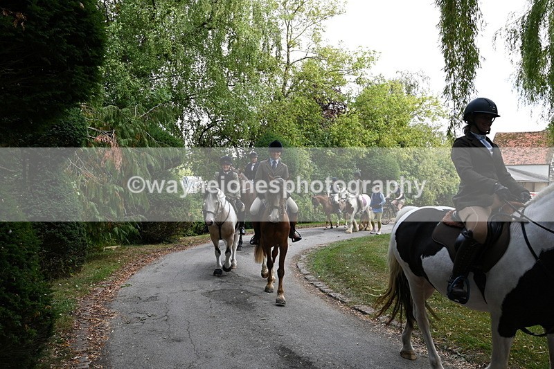 WJ6_4043 - Berks & Bucks - The Old farmhouse - Hound Exercise 20-08-25