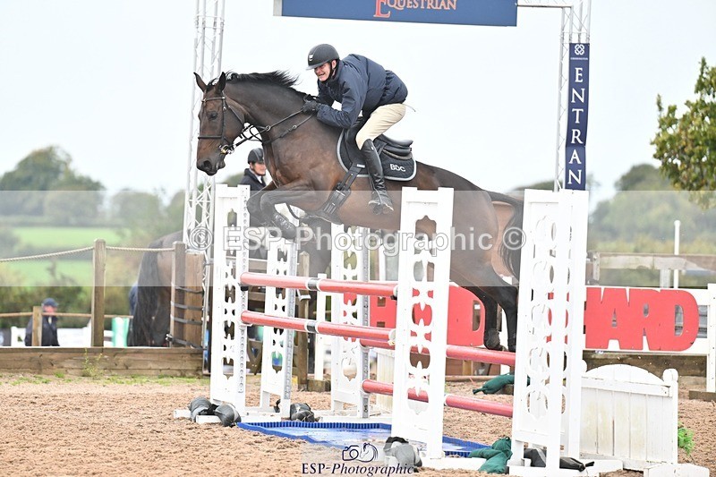 251003-131955-01085 - Cls 3 Foxhunter and 1.20m