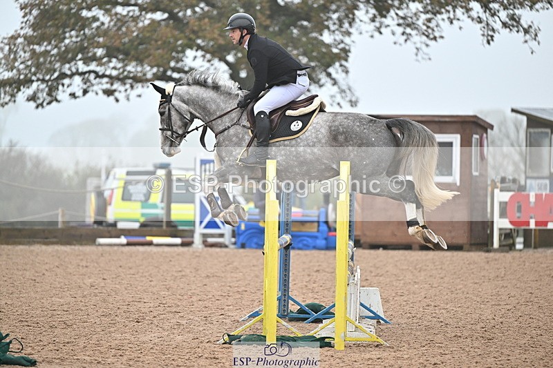 241103A-101344-06589 - SUN Cls 18 British Novice and 90cm Open