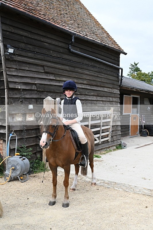 WJ6_3507 - Berks & Bucks - The Old farmhouse - Hound Exercise 20-08-25