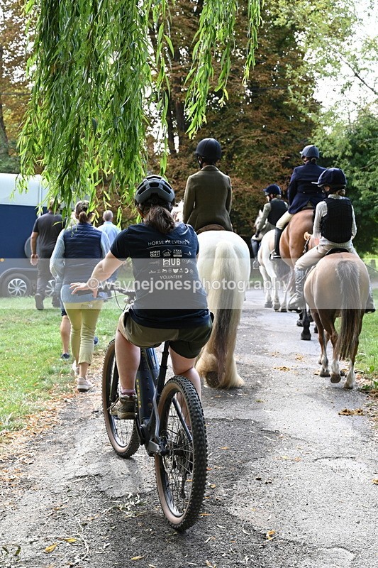 WJ6_4098 - Berks & Bucks - The Old farmhouse - Hound Exercise 20-08-25