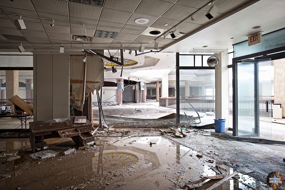 Randall Park Mall (North Randall, OH) | Skylight reflections - Randall Park Mall